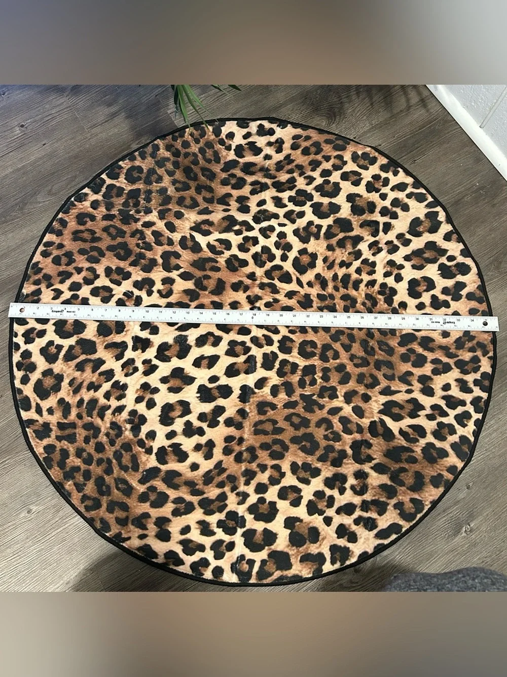 NEW 3’ Leopard Print Round Accent Rug
